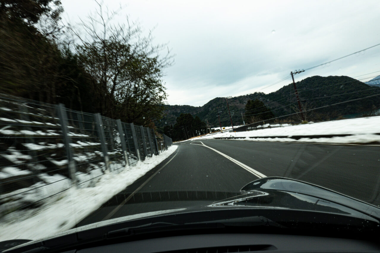 雪道でのドライブ