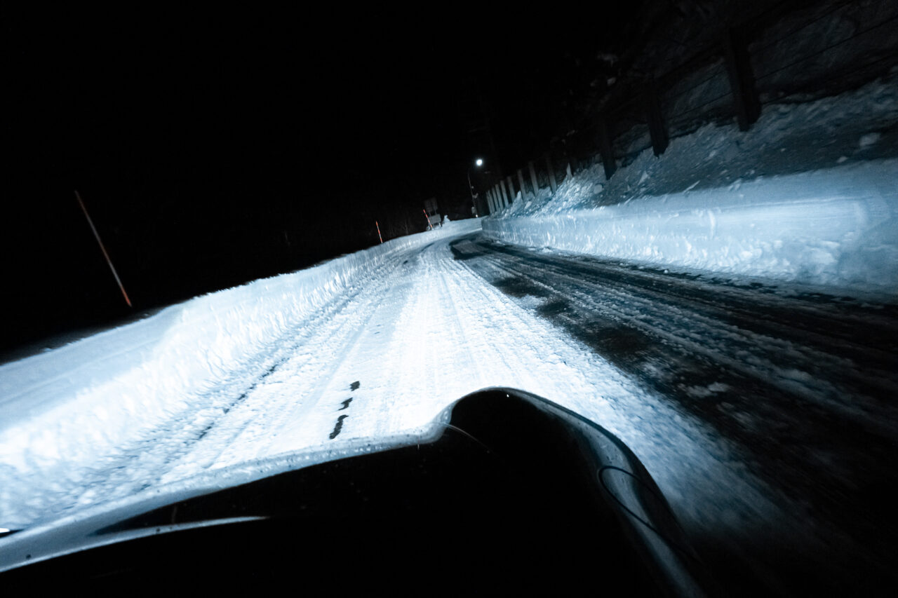 夜の雪道ドライブ