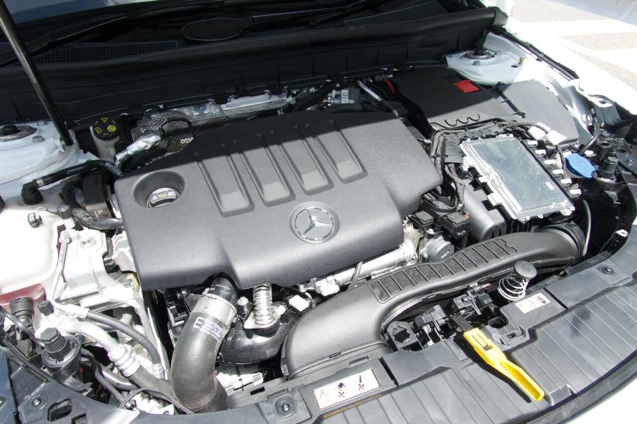 GLB200d 4MATIC engine