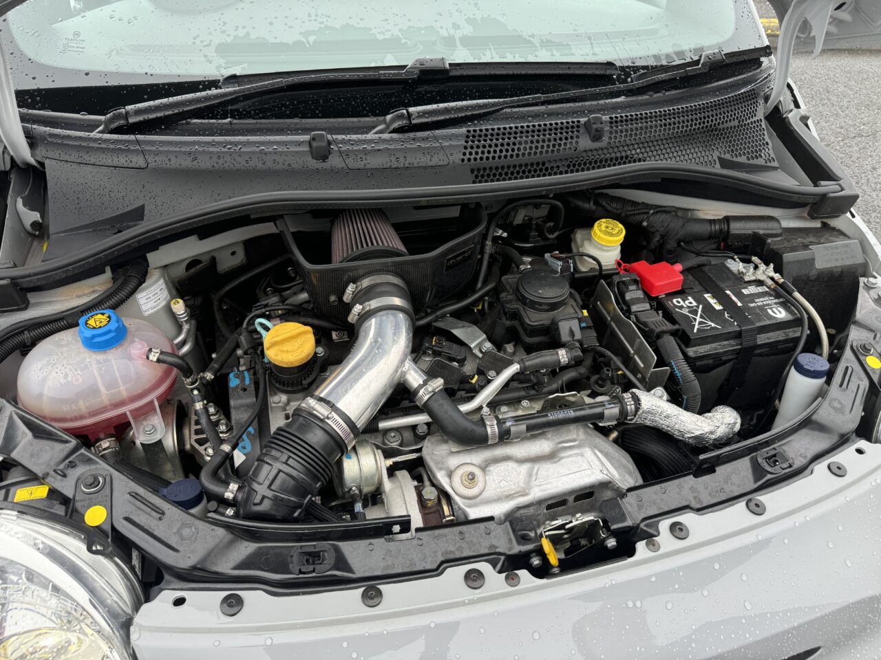 Abarth 595 engine compartment